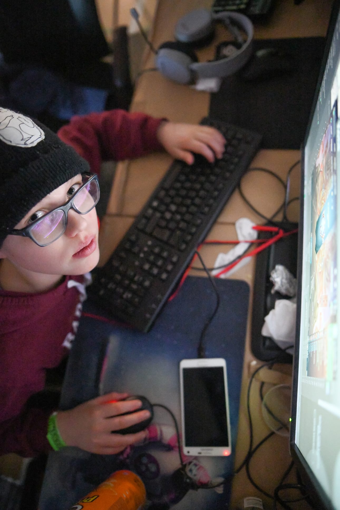 Kuusamolainen Sulo Inget valmistautuu League of Legends -turnaukseen.