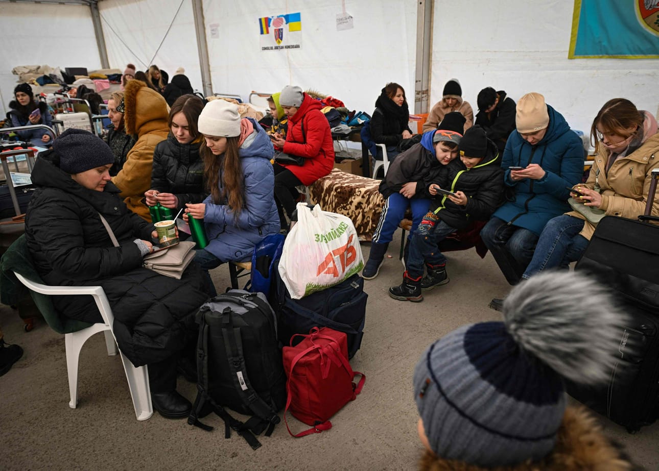 YK:n arvion mukaan Ukrainasta on paennut jo yli kaksi miljoonaa ihmistä. Kuvan pakolaiset saapuivat Ukrainan rajalle Romanian Isacceaan 8. päivä maaliskuuta. Arkistokuva