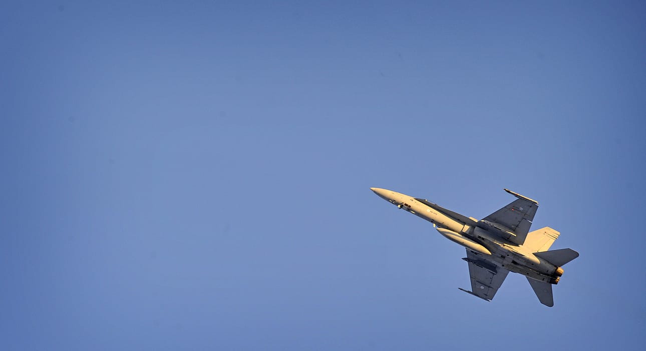 Oulunsalossa järjestettävässä OTAVA15-lentotoimintaharjoituksessa sattui vaaratilanne, kun harjoitukseen osallistunut Ilmavoimien Hornet-hävittäjä hälytti viasta koneen happijärjestelmässä. Arkistokuva.