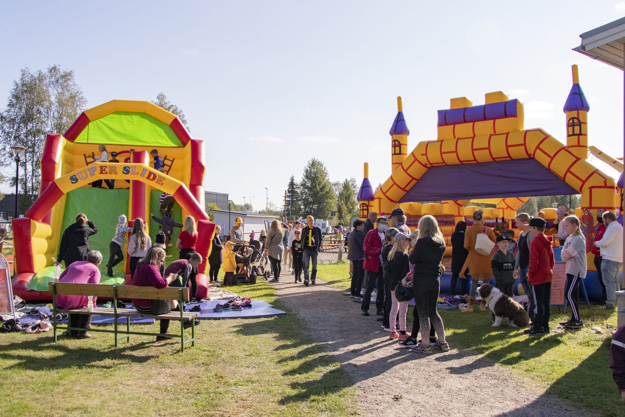 Liikennepuisto on Pyhännän pikkuväelle niin tuttu juttu, että sinne pääsi jonottamatta, mutta pomppulinnoihin ja viikinlaivaan päästäkseen piti odotella tovi jos toinenkin.