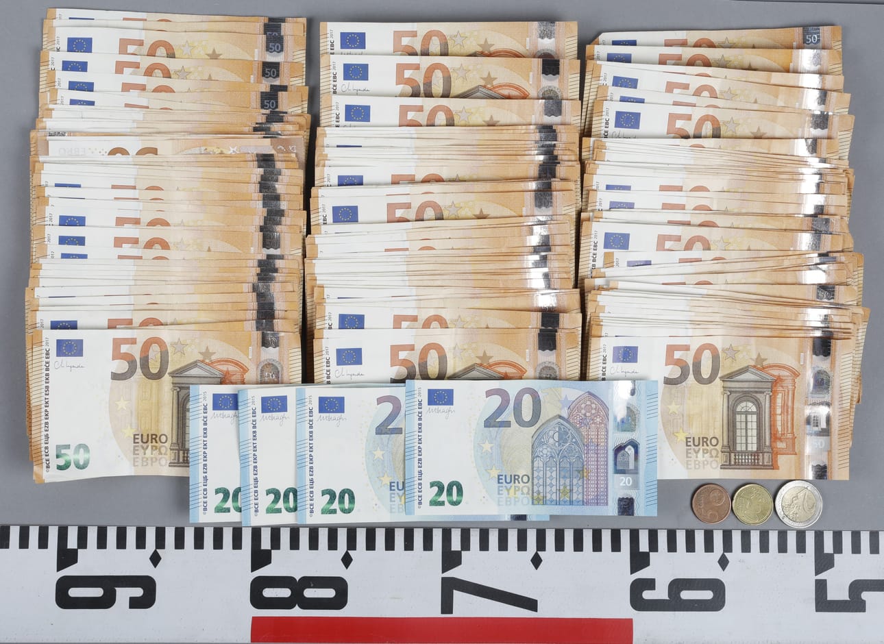 Helsingin poliisin kuvassa rikoksesta epäillyltä löydettyä rahaa.