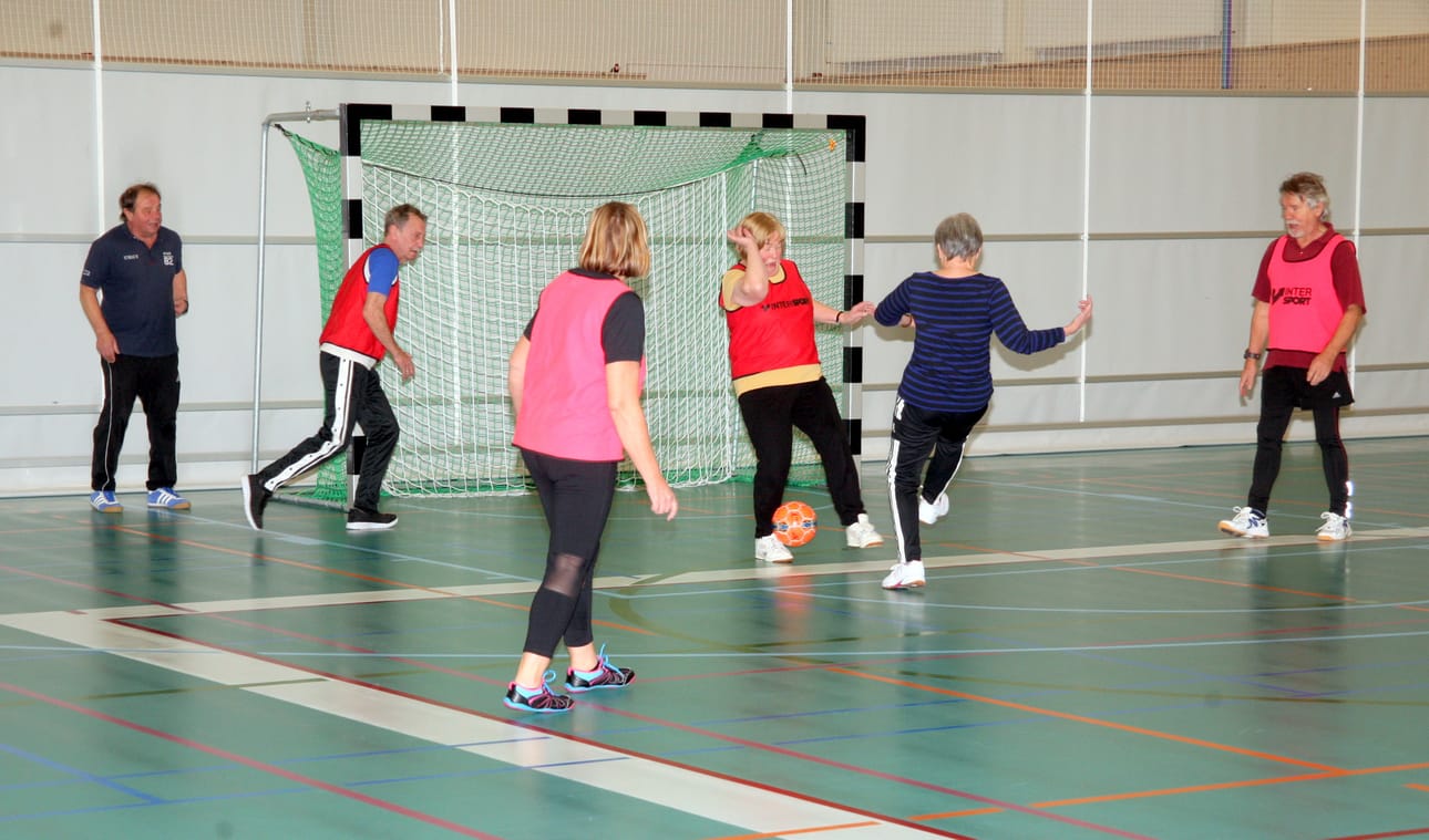 Myös kävelyfutiksessa tulee pelitilanteita, joissa tsempataan maalintekoon.