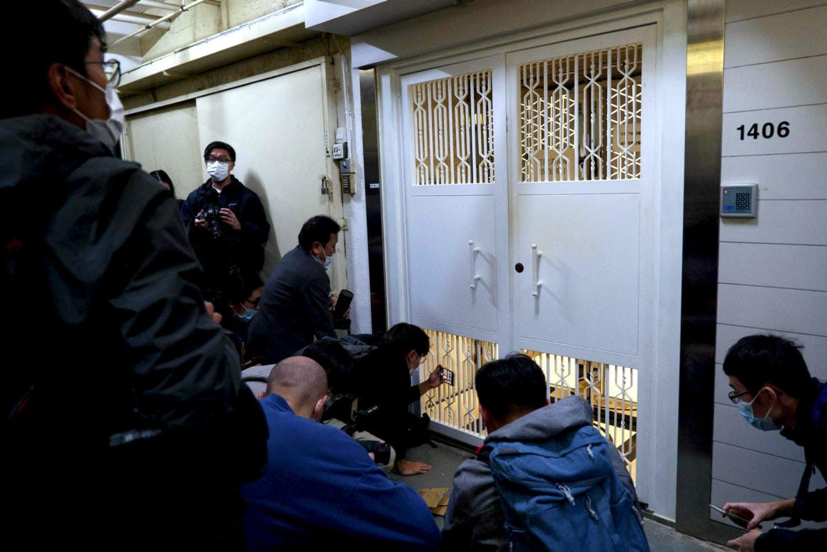 Median edustajia kerääntyi ratsian kohteeksi joutuneen Stand Newsin toimitilojen ulkopuolelle Hongkongissa keskiviikkona. LEHTIKUVA/AFP