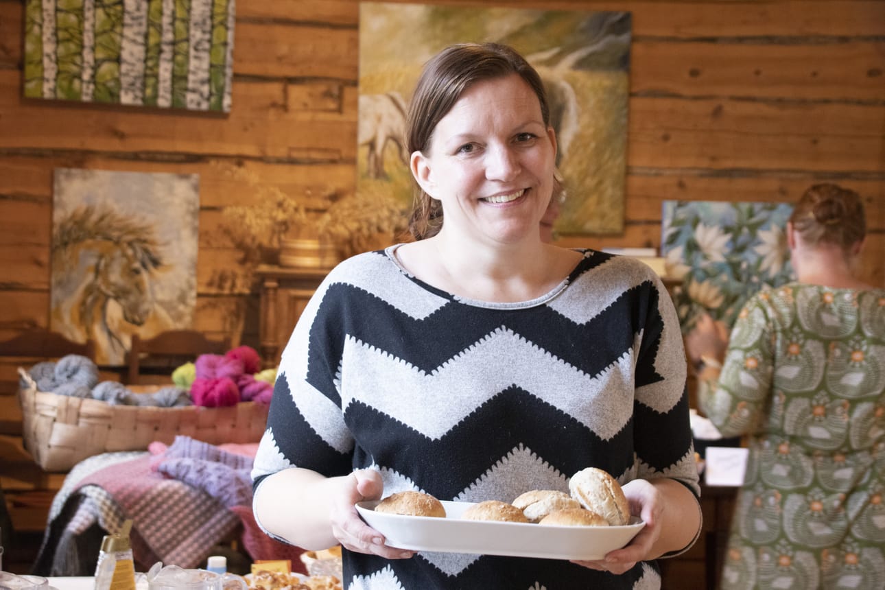 Marika Rosenbergin päivät täyttyvät perheyrityksen yhtenä toimia-alana olevan maatilamajoituksen palveluiden hoidosta. Toissa lauantaina tila oli mukana Osta tilalta -päivässä, jolloin tarjolla oli aamiaista.