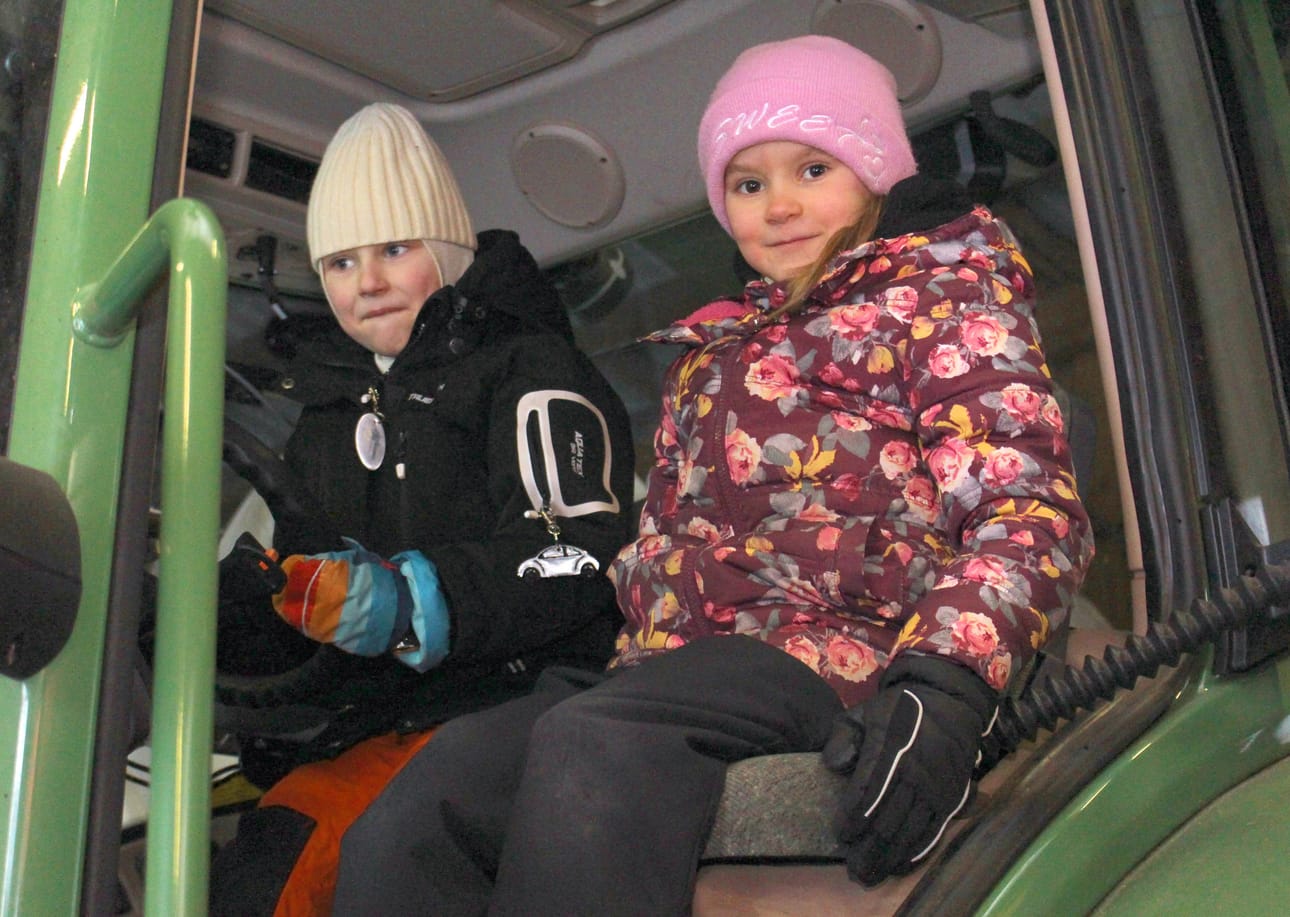 Severi Kärsämä ja Sirkku Kinnunen pääsivät ensimmäisten joukossa istumaan traktorin hyttiin.