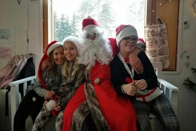 Kolme rakasta tytärtä, ja komea pukki Ähtärin Vääräkoskella liikkeellä. Lukijan kuva.