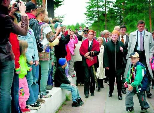 Ranualaiset kuvasivat innokkaasti digikameroillaan ja kamerakännyköillään tänään paikkakunnalla vieraillutta presidentti Tarja Halosta.