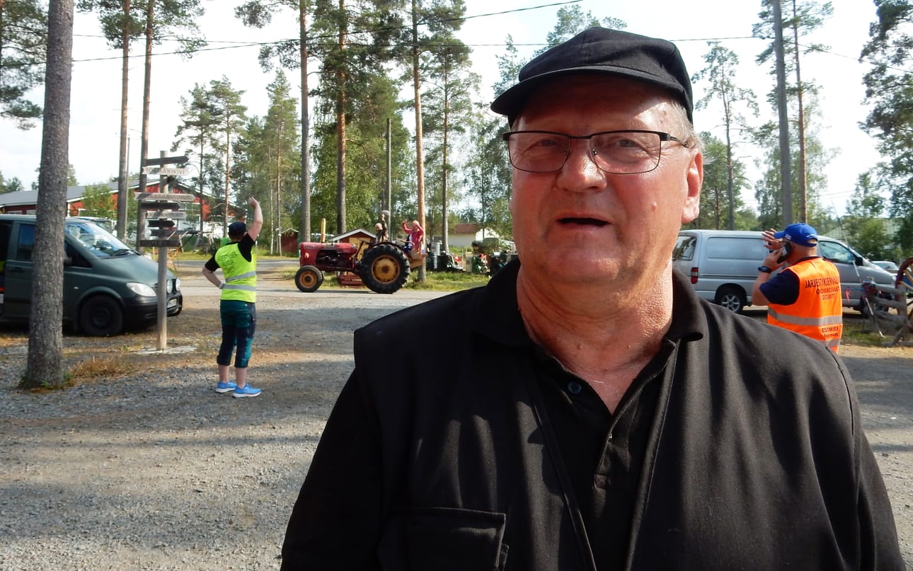 Järjestyksenvalvojat vilkuttivat sunnuntai-iltana hei-heit traktorikentältä purkautuville esittelyajokeille. Wanha Woima ry:n puheenjohtaja Jouni Aitto-oja kiittää kaikkia, jotka mahdollistivat Oulaisten Weteraanikonepäivien toteutumisen onnistuneena tapahtumana.