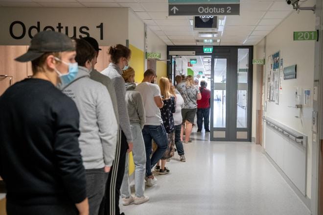 Etelä-Pohjanmaan ja Vaasan sairaanhoitopiireissä toivotaan, että myös mahdollisimman moni nuori ottaa rokotteen pian. Rokotustilaisuudet, joihin ei tarvitse varata aikaa, ovat olleet suosittuja. ARKISTOKUVA: ELENA MIKKILÄ