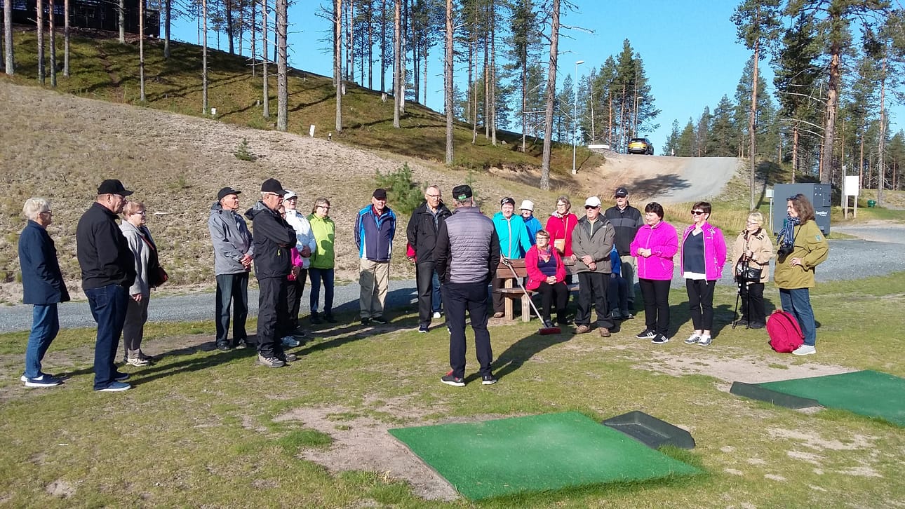 Ensimmäinen ryhmä tiedonhaluisia eläkeläisiä
