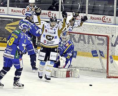 Nelosketjun sentteri Pekka Saarenheimo (edessä) juhlii Juho Keräsen (taustalla) iskemää 3-2-johtomaalia.
