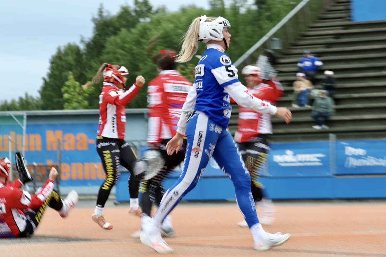 Kapteeni Jonna Heinula ja muut Lipon pelaajat seurasivat Pöytyän Urheilijoiden juhlintaa apeina.