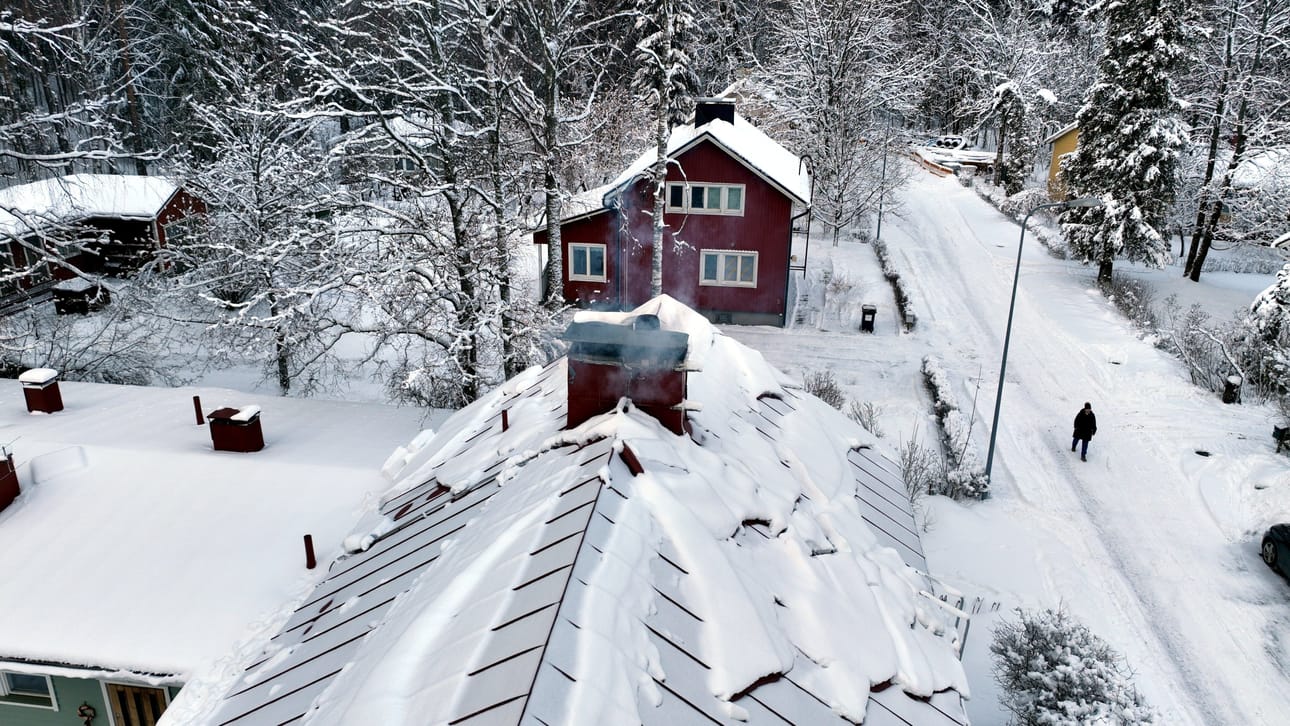 Suurissa kaupungeissa hinnat laskivat 5,1 prosenttia ja niiden ulkopuolella 6,6 prosenttia verrattuna vuotta aiempaan.
