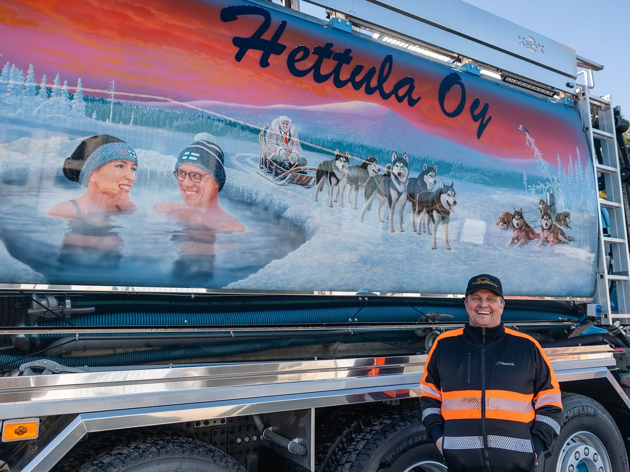 Pertti Hettula on suunnitellut auton toiseen kylkeen tulevan maalauksen. Hänelle presidenttiparin saaminen mukaan kuvaan oli tärkeää.