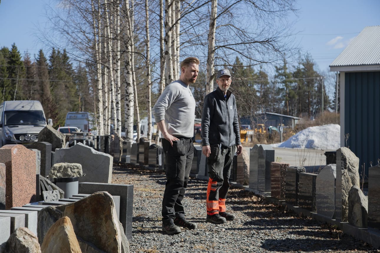 Jonne ja Kari Turpeinen esittelevät Lapin Kivituotteen laajaa hautakivien valikoimaa.