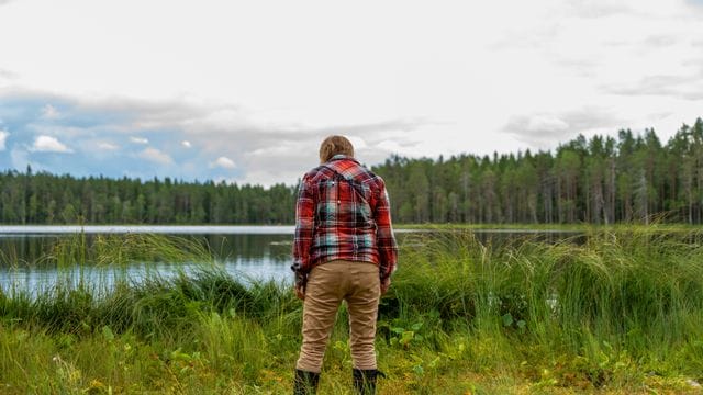 Suo - Kävelyn tiellä on luontoa ja teknologiaa yhdistävä kokemuksellinen teos Sanginjoen luonnonsuojelualueella, jossa tehdään työtä suoalueen ennallistamiseksi, lapiollinen kerrallaan.