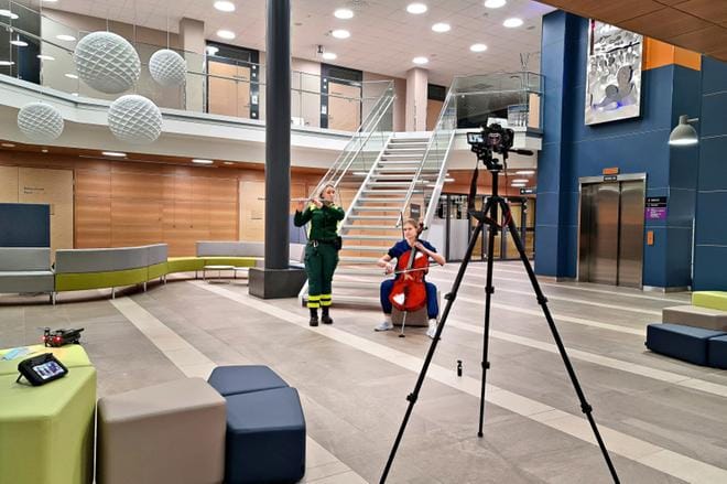 Kuvassa huilua soittava Annina Korri ja selloa soittava Taruliisa Tuokkola. Musiikkivideota on kuvattu niin Seinäjoen keskussairaalan tiloissa kuin myös itsenäisyyspäivän teemoihin sopivissa paikoissa. KUVA: MIKKO SALMENKANGAS