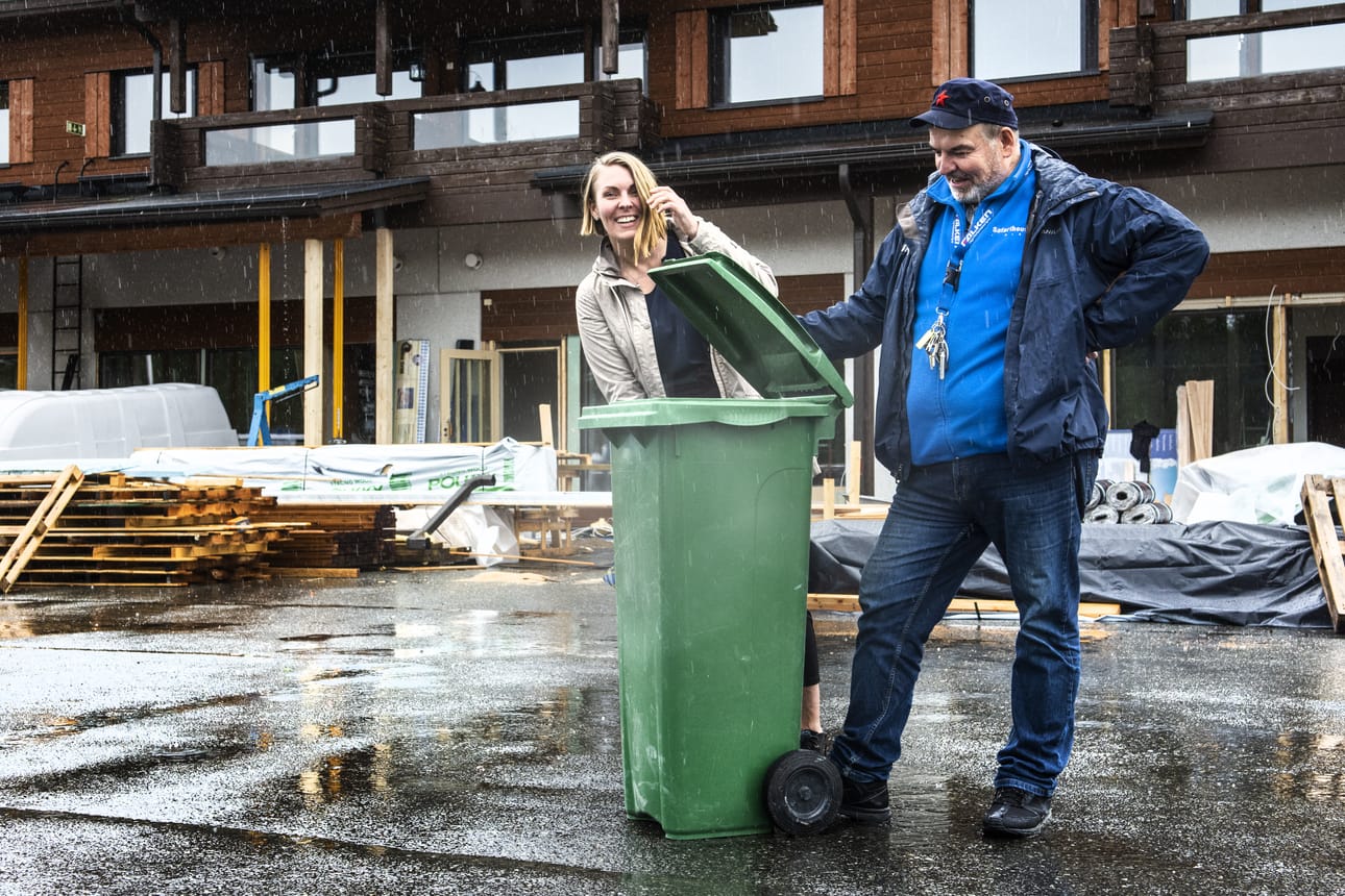 Rukapalveluiden uusi huoneistohotelli valmistuu Rukakirnuun, kaupan tiloihin. Aino ja Jokke Kämäräinen ehdottavat ratkaisua matkailijoiden huoleen. Nämä kun yllättyvät, etteivät voi lajitella roskiaan: ”Asia kuntoon yhteistyöllä”.