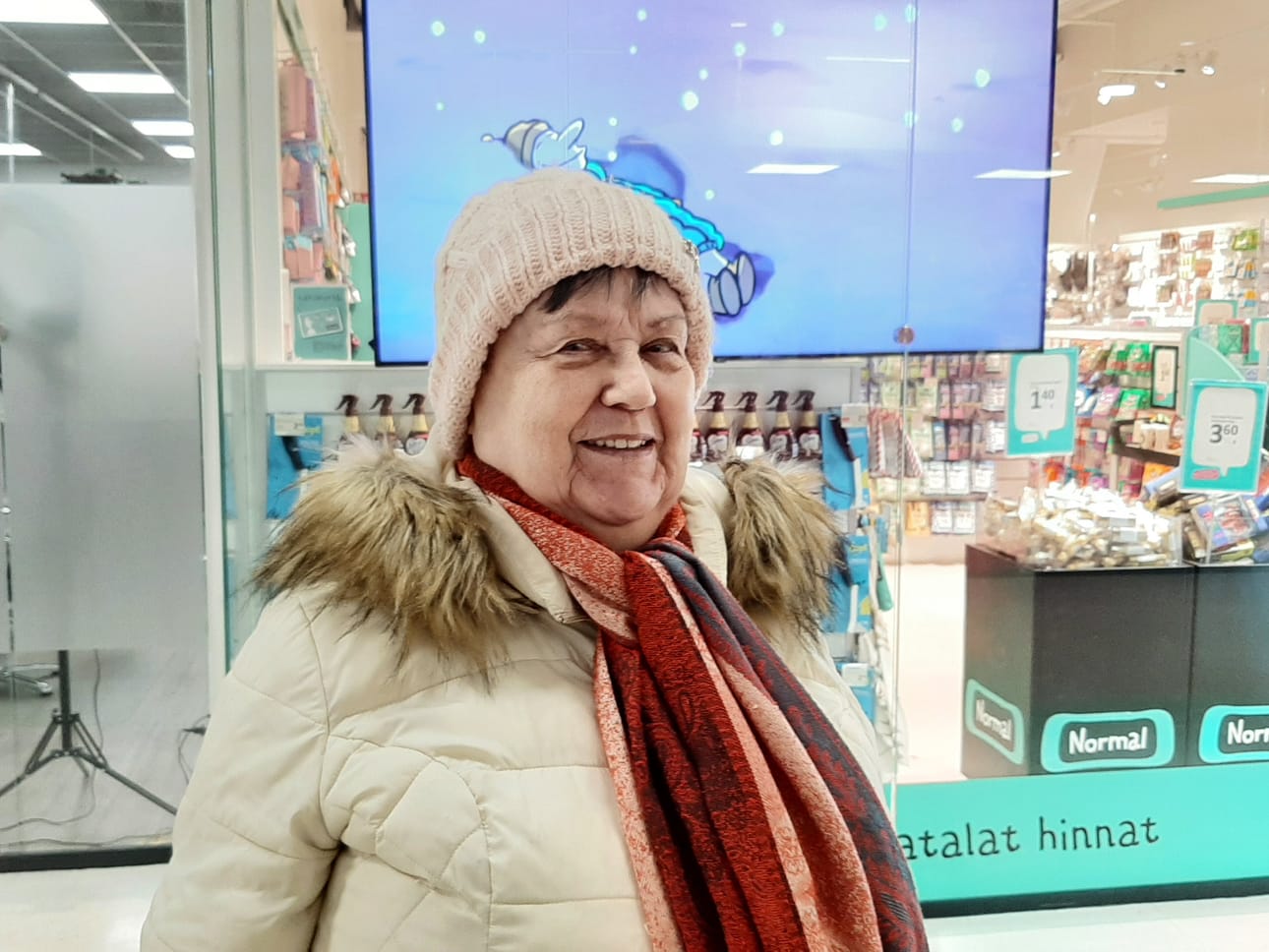 Sisko Isoaho ei ole ensimmäistä kertaa Eparin haastateltavana. – Minua haastateltiin jo 70-luvulla Epariin, en tosin muista enää mistä aiheesta. Minusta kumminkin julkaistiin kuva, jossa seison polkupyörän vieressä, Sisko Isoaho muistelee. Isoahon mielestä Eparissa on paljon paikallista asiaa ja se tarjoaa myös palveluja. – Minä ja myös moni ystäväpiiristäni sanoo, ettei Eparin rinnalle muuta lehteä kaipaakaan. Isoaho haluaa erikseen kiittää Eparia ja laittaa tekijöille terveisiä. – Epari on hyvä lehti, se on täydellinen. Jatkakaa vain samaan malliin.