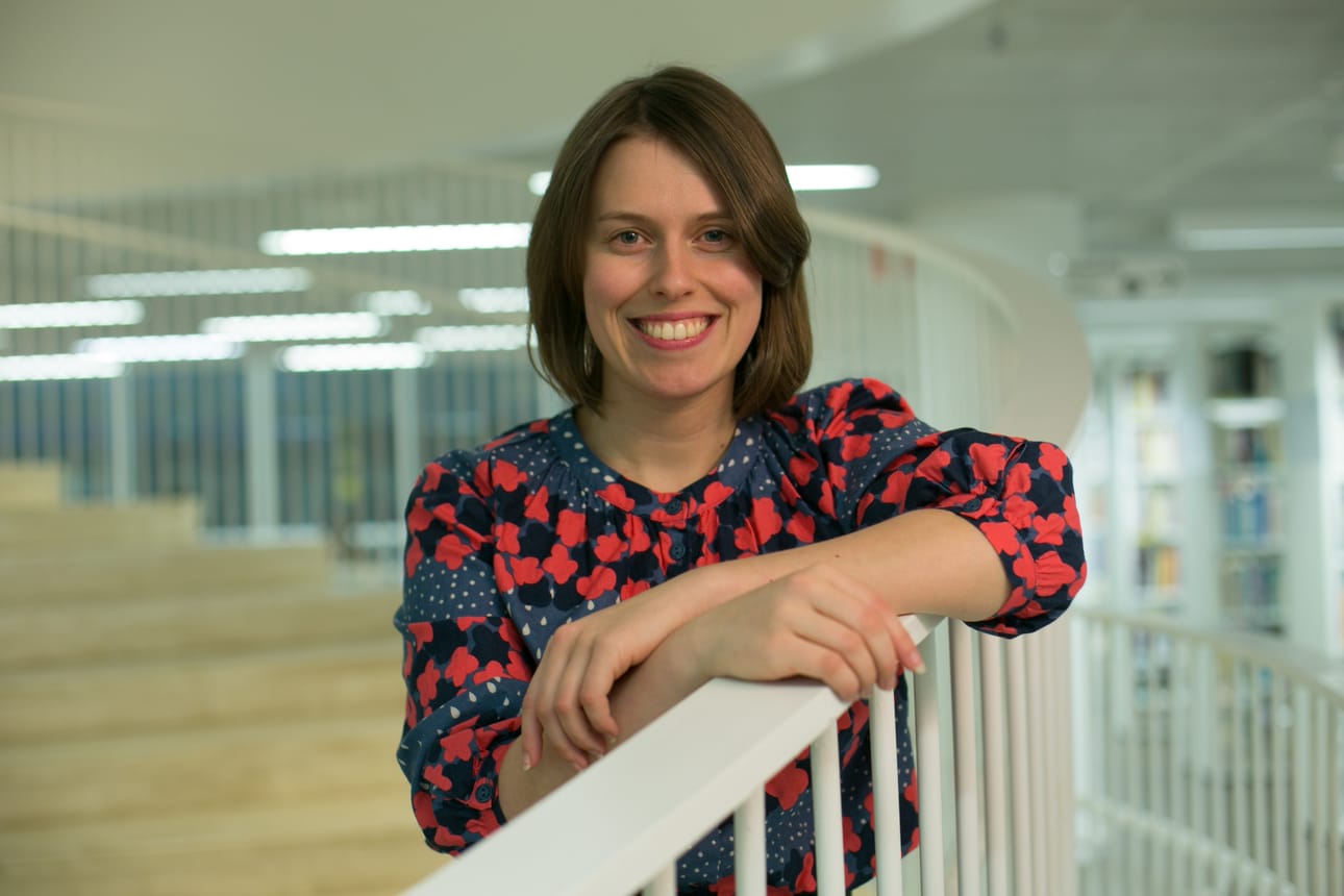 Annakaisa Tikkinen puhuu Tornionjokivarren murretta, jossa on huomiota herättävä piirre: h. – Kun 10 vuotta sitten muutin Ouluun, oululaiset olivat aivan yhtä huvittunheita minun murtheesta kuin helsinkiläiset ovat, Tikkinen kertoo.