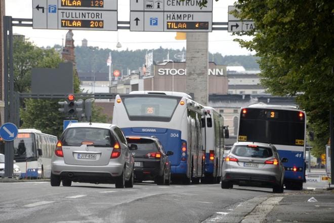Monikaan suomalainen yksityisautoilija ei katso voivansa hypätä joukkoliikenteen kyytiin - jos hyppäisivät, arkielämän pelättäisiin vaikeutuvan liian kanssa. Kuva: Jukka Vuokola/arkistokuva