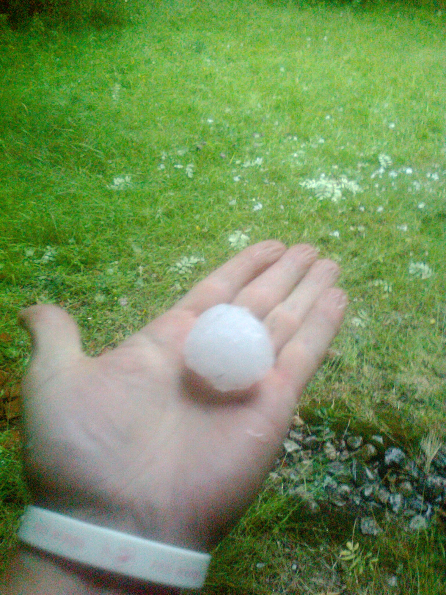 Vuoden 2012 kesällä satoi Kuusamossa isoja rakeita, kuten Tuomo Määtän ottamasta lukijankuvasta käy ilmi.