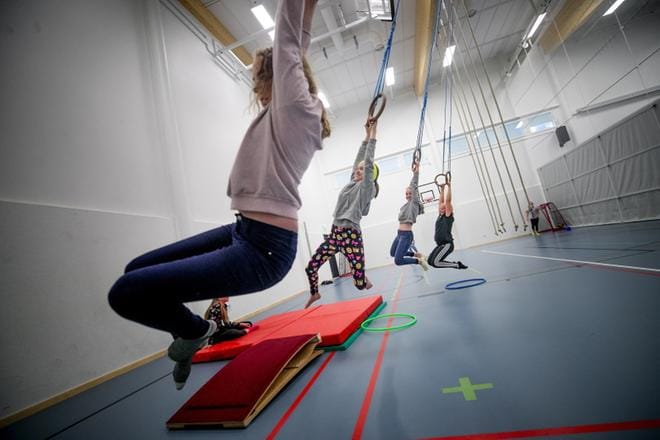 Seinäjoen kouluissa alkaa olla sisällä ja ulkona loistavat mahdollisuudet liikkua ja edistää hyvin vointia. Kuvassa Pruukin yhtenäiskoulun ilonpitoa. KUVA: JAAKKO ELENIUS