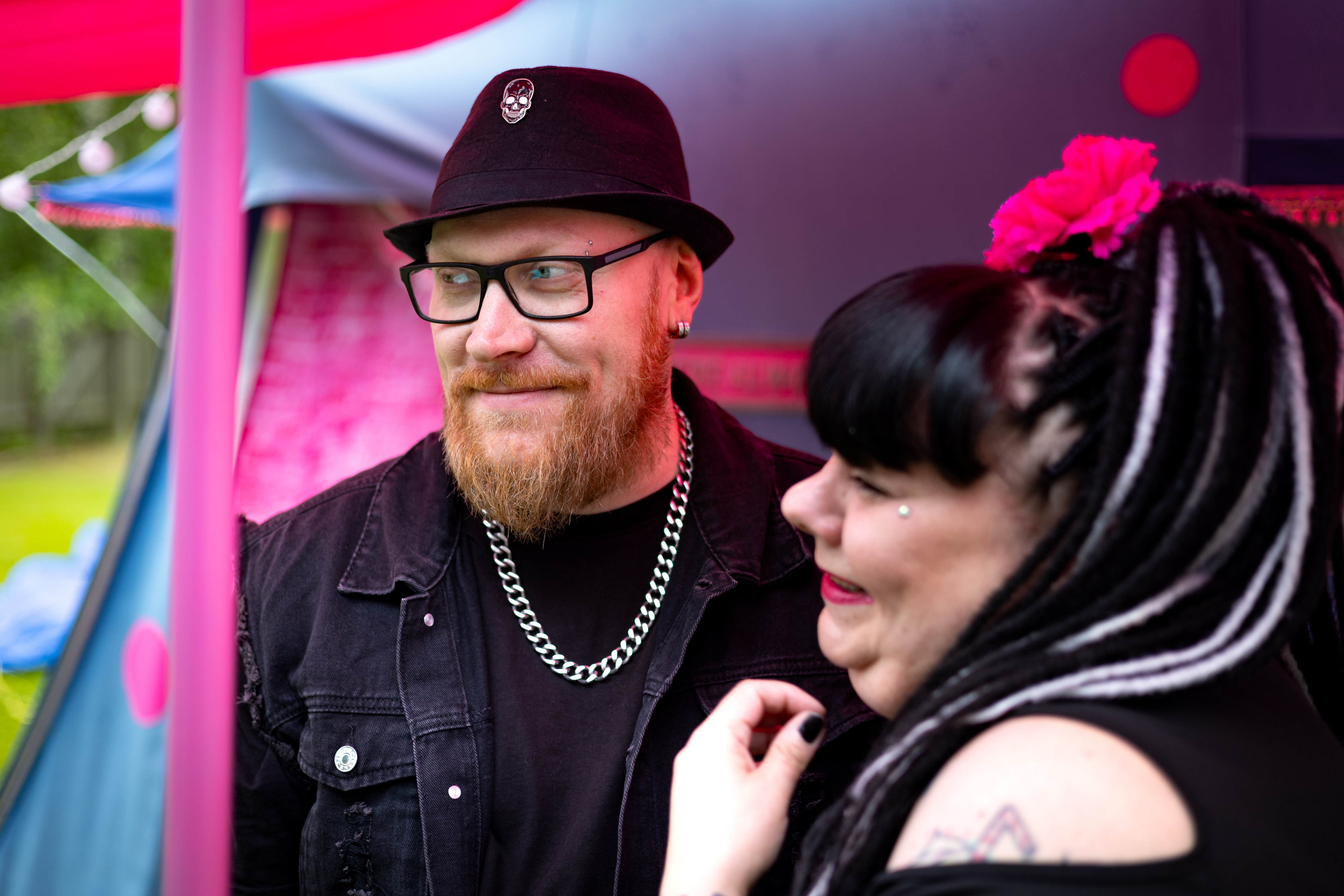 Jani polvistui rannalla metallin pauhatessa – Nummirock-kihlaus synnytti yhteisen perinteen
