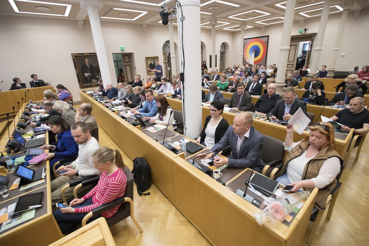 Luottamushenkilöiden palkkiot eivät kirvoittaneet keskustelua valtuustosalissa maanantaina.