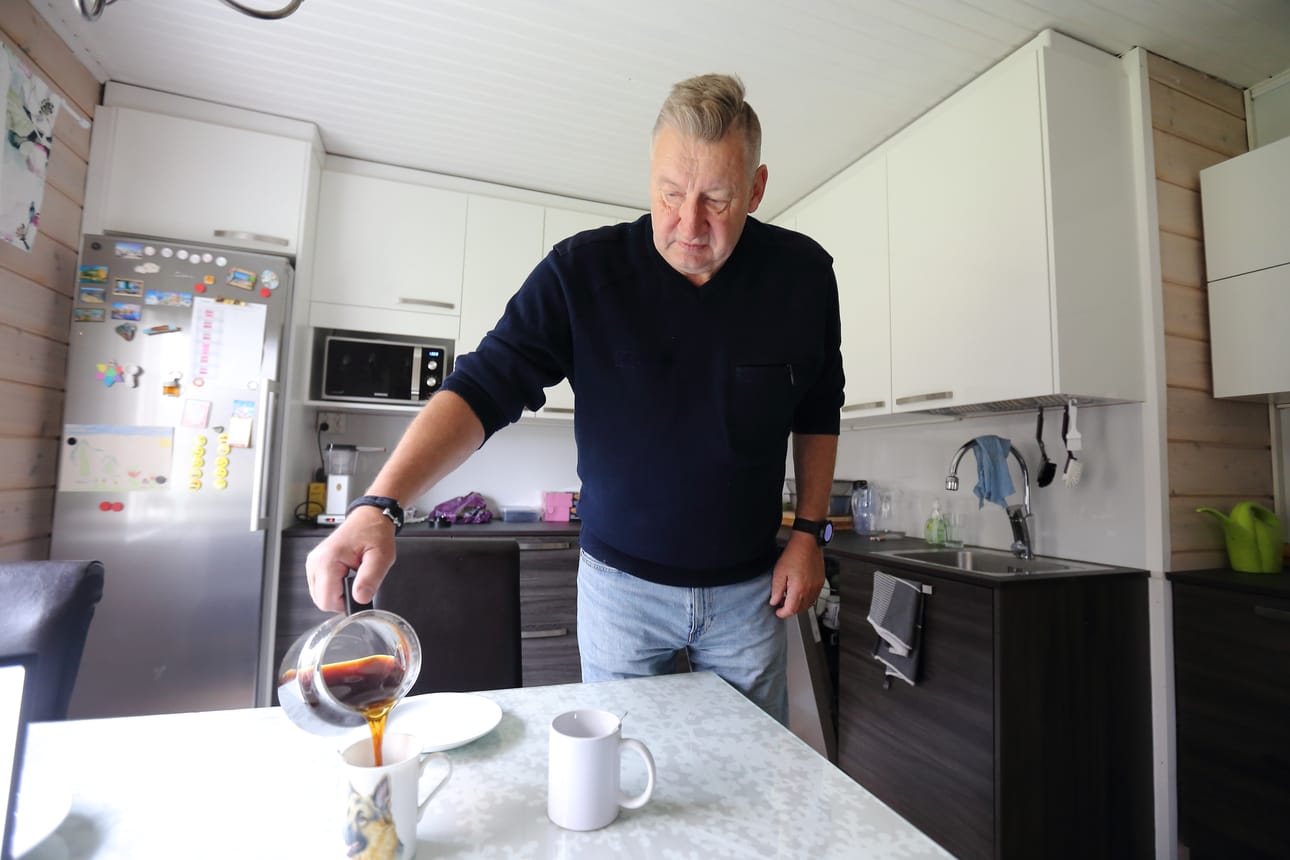 Kari Salkosalo asuu vaimonsa kanssa Haukiputaan Martinniemessä.
