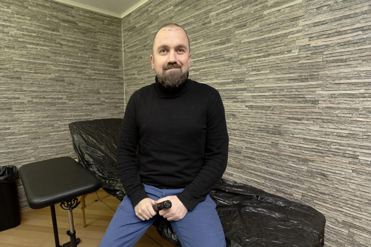 Igor Bjeli on tehnyt tatuointeja eri puolilla maailmaa jo 14 vuoden ajan. – Olen aina pitänyt taiteesta, ja tein nuorena esimerkiksi graffiteja. Siskoni osti minulle aikoinaan ensimmäisen tatuointikoneen ja organisoi minulle ensimmäisen asiakkaan, ja siitä se sitten lähti, hän kertoo.