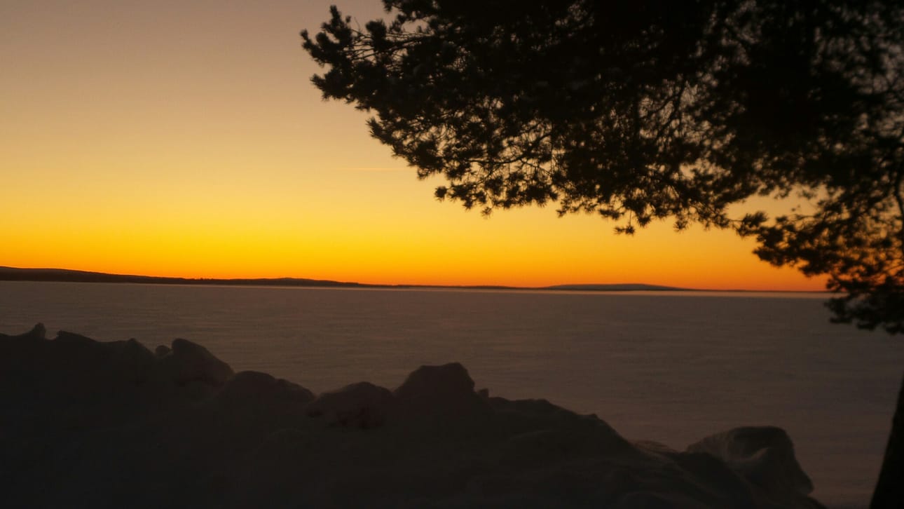 Aurinko laskee Livojärven taakse