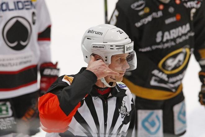 Päätuomari Jari Suorsa hyväksyi tiistaina Kärppien Mikael Ruohomaan alivoimaosuman vasta videotarkistuksen jälkeen. KUVA: LEHTIKUVA / TIMO HEIKKALA