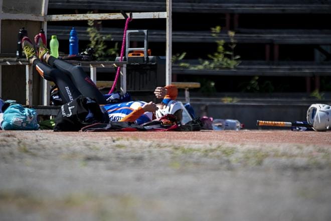 Mailattarien parhaana palkittu lukkari Eerika Peltoniemi joutui ottamaan hetken happea kotipesässä kierrettyään kenttää juoksun perässä. Pöytyä ei antanut vaasalaisille lauantaina mitään ilmaiseksi. KUVA: PAULA KASKIMAA