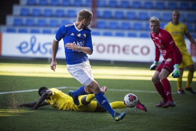 Casper Källberg teki VIFK:lle komean maalin kakkosen C-lohkon ottelussa OLS:ia vastaan sunnuntaina. Maahan on kaatunut OLS:n Alexander Jibrin, taustalla OLS:n maalivahti Tommi Lindholm. KUVA: JARNO PELLINEN
