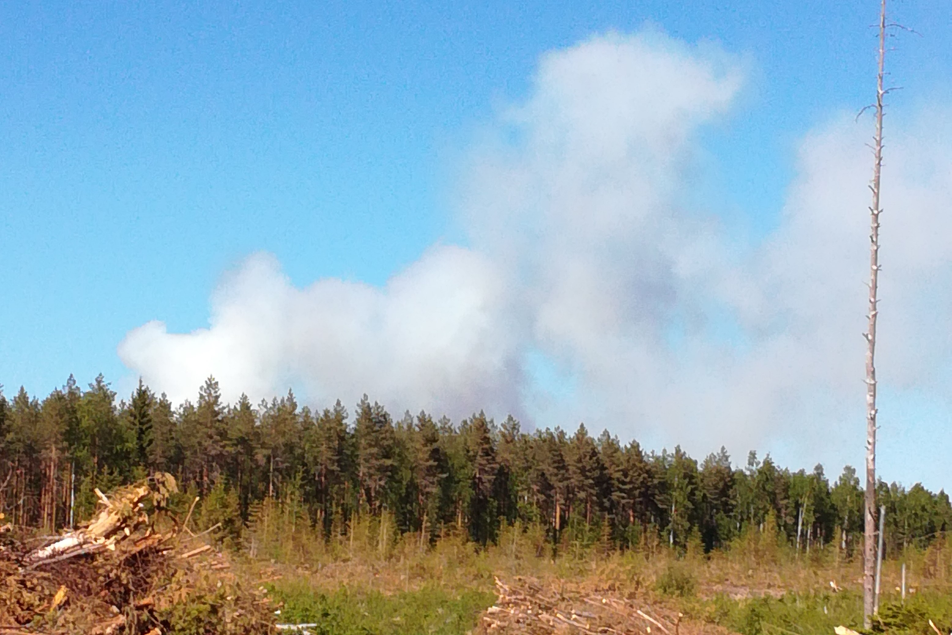 Turvetuotantoalueen palo aiheuttaa runsaasti savua.