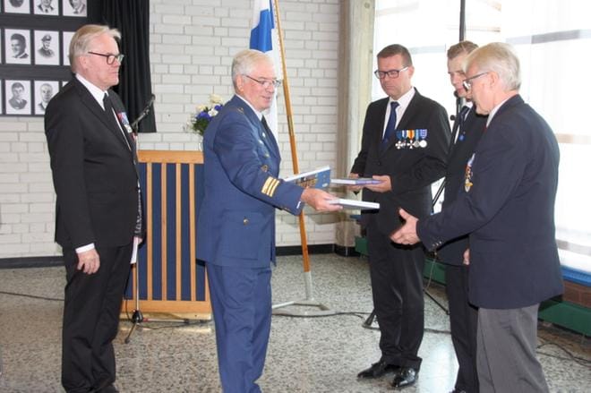 Perinneyhdistyksen Olli Nieminen ja Martti Rajaniemi muistivat juhlassa puhuneita kaupunginjohtaja Markku Lumiota, tohtori Lasse Laaksosta ja Pilvenveikot ry:n emeritus pj. Markku Määttästä.