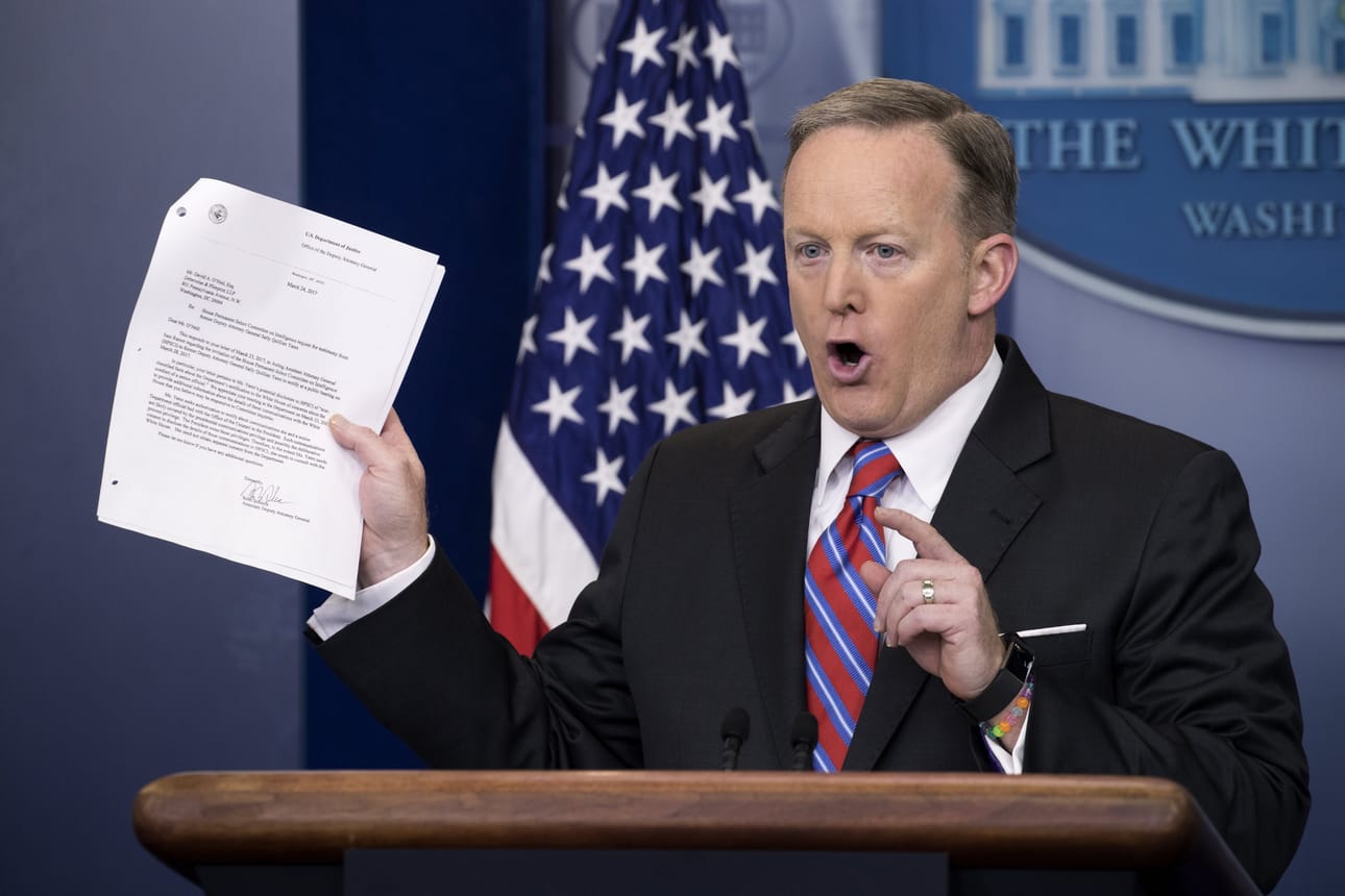 Valkoisen talon tiedottajan Sean Spicerin mukaan Washington Postin uutinen on sataprosenttisesti virheellinen.