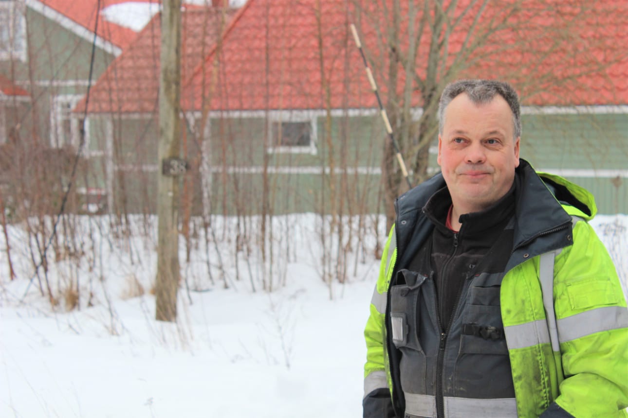 Yrittäjä Petri Pihlajaniemi allekirjoitti tonttikaupat eilen illalla.