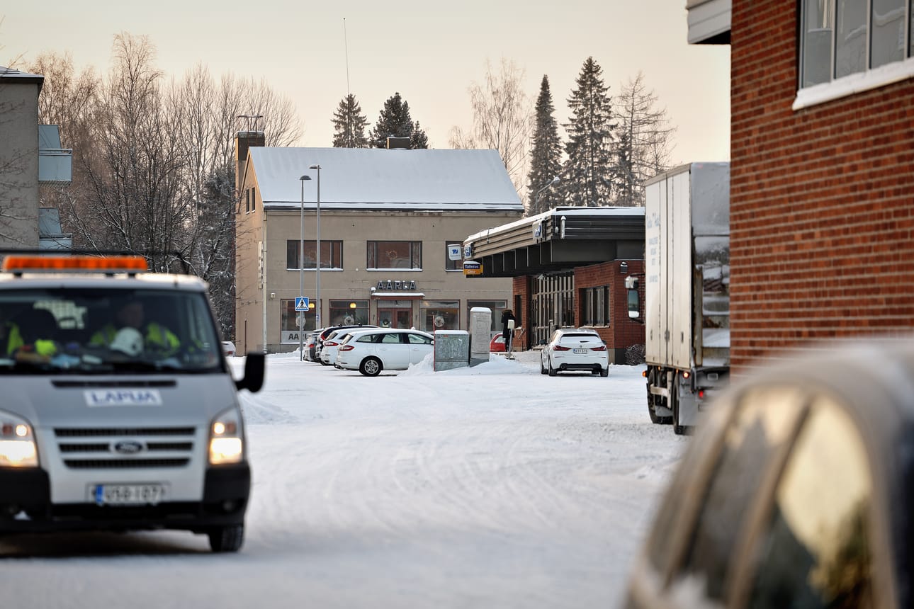 Läheisellä parkkipaikalla voi olla iltaisin nuoria autoineen.