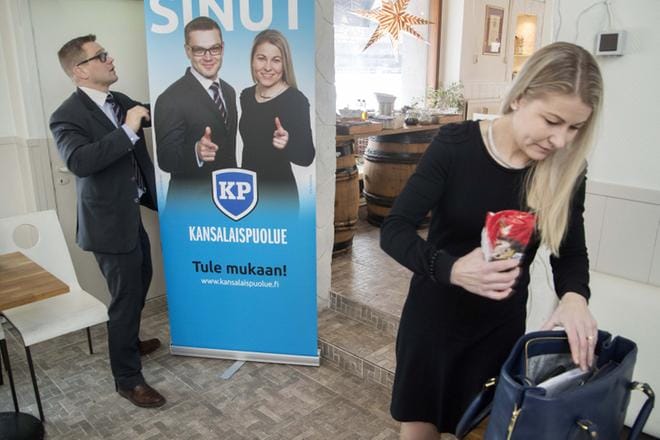 Kansalaispuolueen Sami Kilpeläinen ja Piia Kattelus kommentoivat maanantaina Helsingissä käräjäoikeuden ratkaisua. Tämä kuva on viime helmikuulta. KUVA: MAURI RATILAINEN/COMPIC