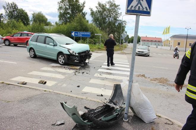 Peräänajon seurauksena vastaantulevien kaistalle suistuneen kristiinalaismiehen henkilöauton keula murskaantui. Auton turvatyynyt laukesivat, joten kuljettaja selvisi vammoitta. KUVA: TAUNO RIIHILUOMA