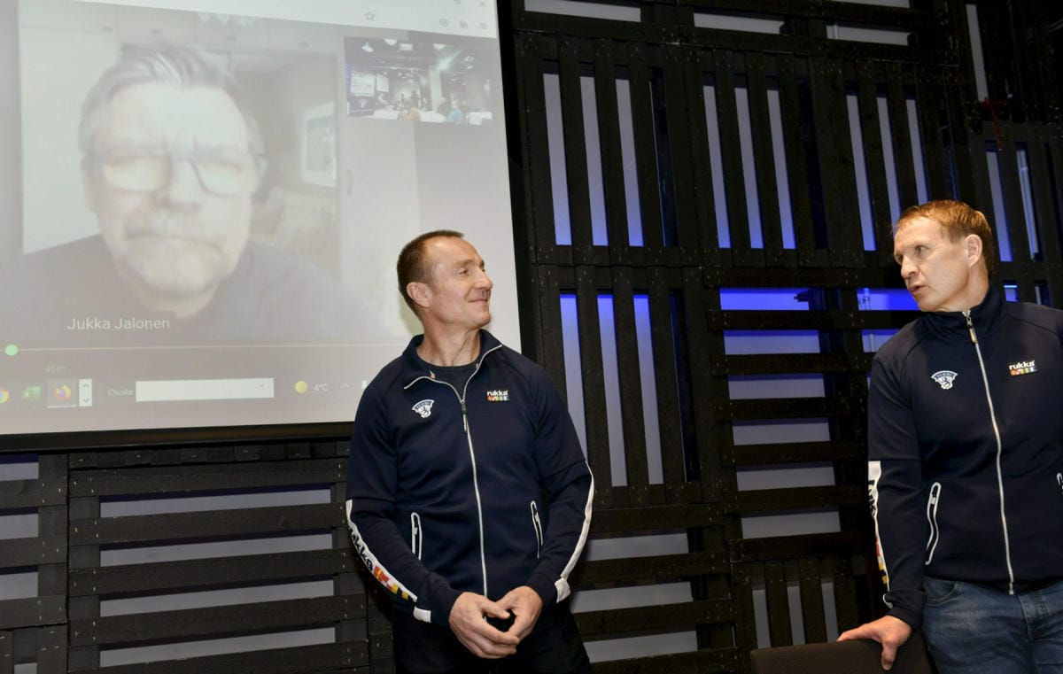 Tiedotustilaisuuteen etänä osallistunut Jalonen arvioi eurooppalaisten liigojen merkityksen nousevan tulevaisuudessa. Kuvassa lisäksi GM Jere Lehtinen ja joukkueenjohtaja Mika Kortelainen (oik.).