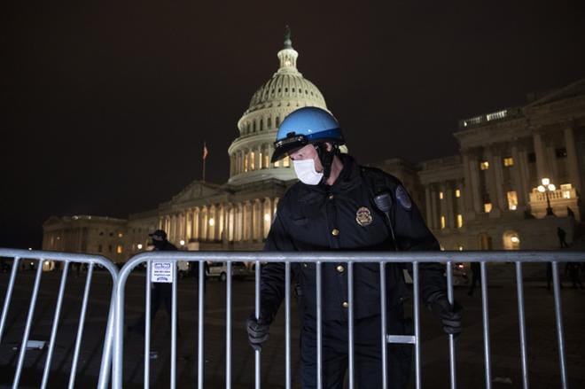 Poliisi korjaili mellakka-aitaa kongressirakennuksen luona Washingtonissa keskiviikkona. KUVA: EPA