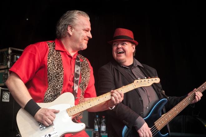 Micke Björklöf ja Seppo Nuolikoski antautuvat bluesin hyvän mielen sanomalle Good Mood Blues -tapahtumassa lauantaina. KUVA: AIGARS LAPSA