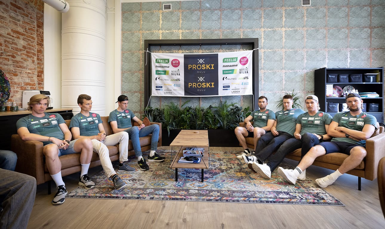 ProSki Oulun ensi kauden hiihtäjiä ovat Juuso Mattila (oik.), Wiljam Mattila, Väinö Kotro, Joonas Sarkkinen, Niko Anttola, Eero Aittolampi, Oskari Hökkä sekä kuvasta puuttuvat Tero Seppälä ja Riitta-Liisa Roponen.