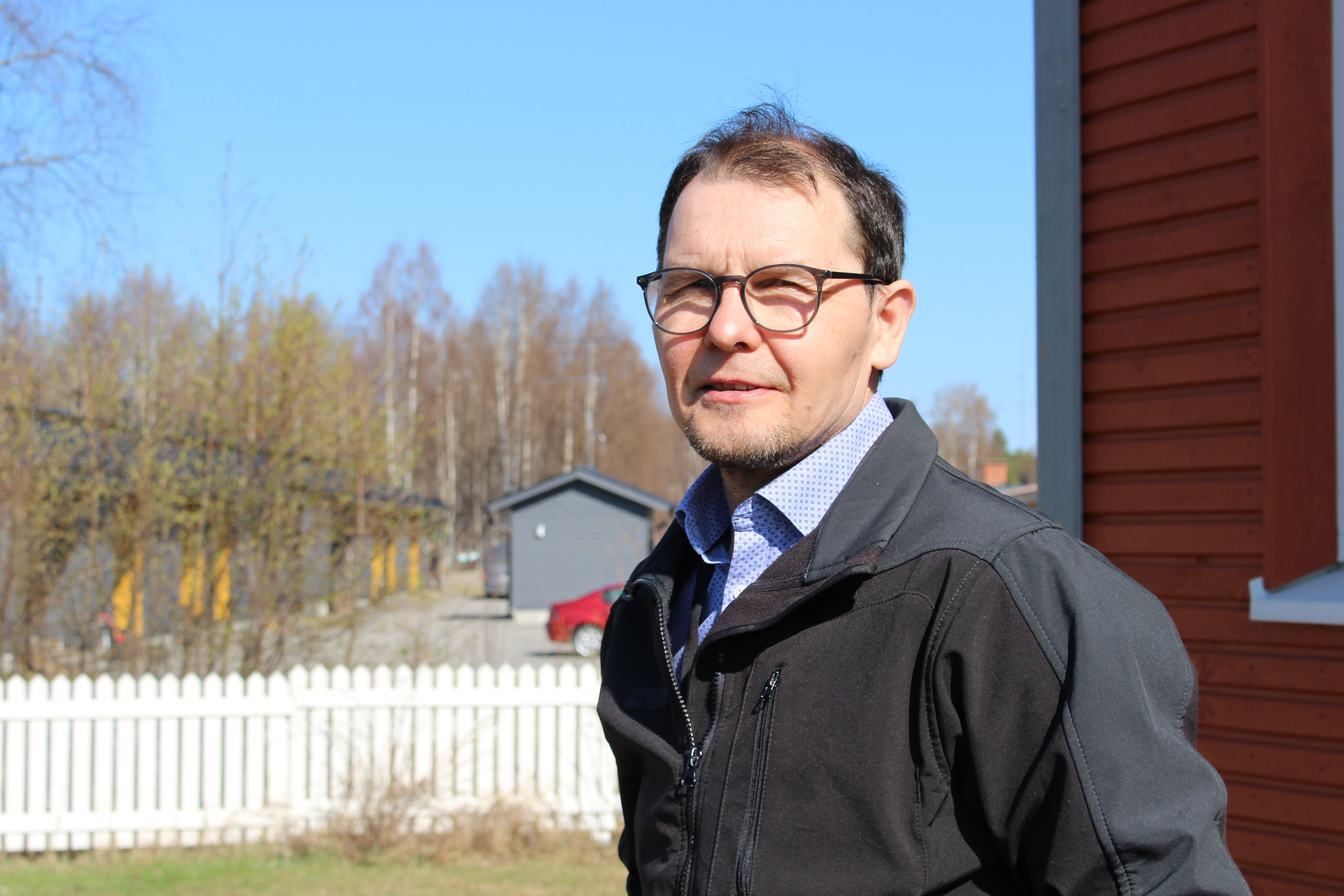 Arttu Kamula esittelee mielellään Pyhännänjärven rannalta löytyviä uusia vuokra-asuntoja. Hän toivoo kotikylän säilyttävän elinvoimaisuuden.