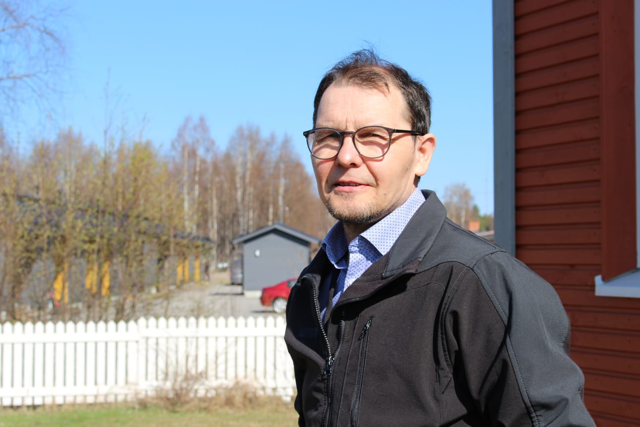 Arttu Kamula esittelee mielellään Pyhännänjärven rannalta löytyviä uusia vuokra-asuntoja. Hän toivoo kotikylän säilyttävän elinvoimaisuuden.