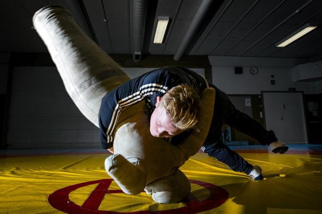 Kylmäkalle saa kyytiä Toiveen harteikkaalta painijalta Markus Ahtiaiselta nuorukaisen harjoitellessa seuran harjoittelukeskuksessa Ritola-hallin tilavassa painisalissa. KUVAT: MATTI HAUTALAHTI