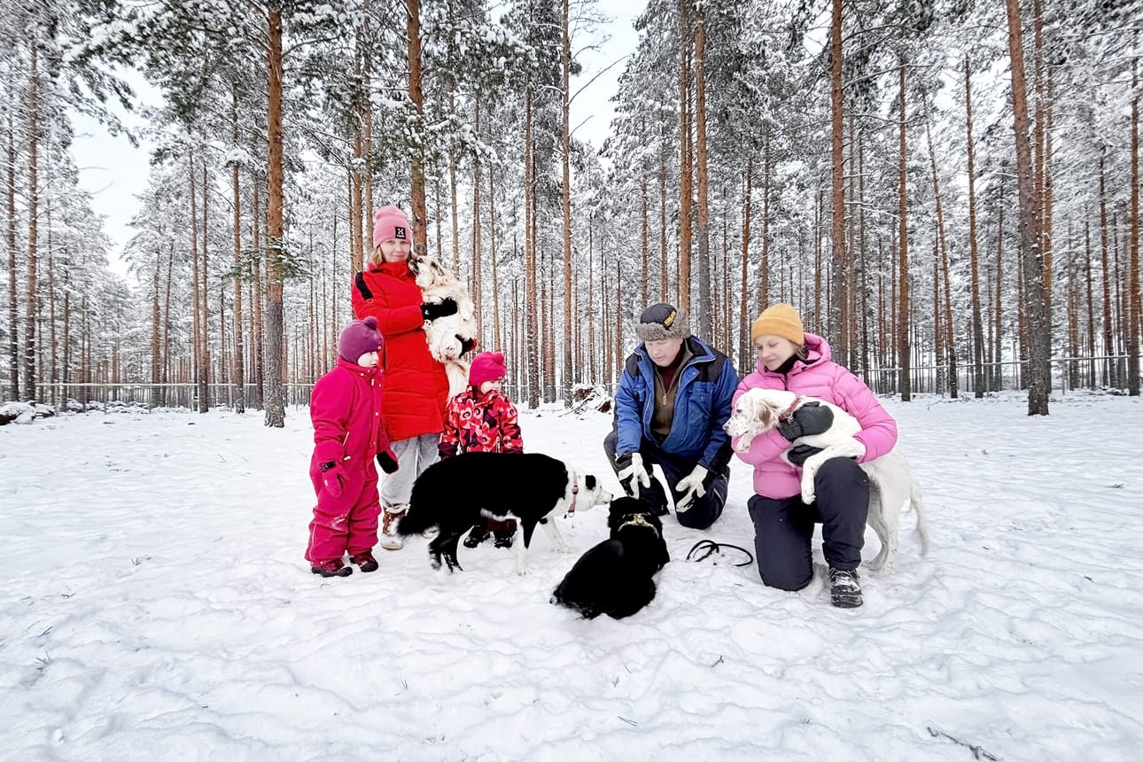 Sisarukset Jenni ja Hanna Kangastie ovat tulleet koirapuistoon setänsä Jarmo Kangastien kanssa. Mukana olivat myös Jennin lapset viisivuotias Ellen ja kaksivuotias Eevi.